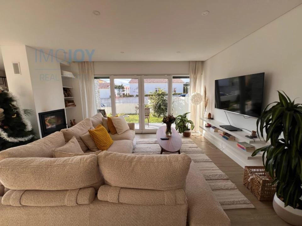 Moradia T4 para Venda em Carvoeira Foto 1