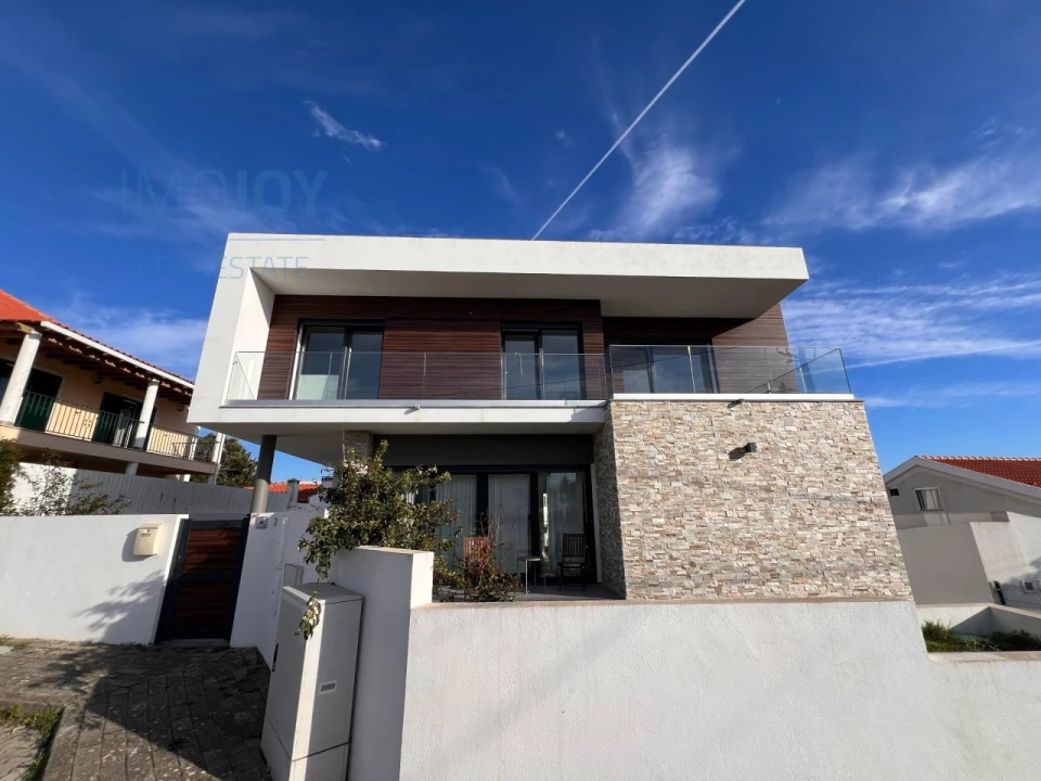 Moradia T4 para Venda em Carvoeira Foto 24