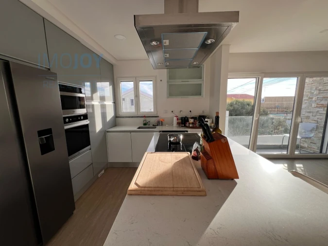 Moradia T4 para Venda em Carvoeira Foto 7