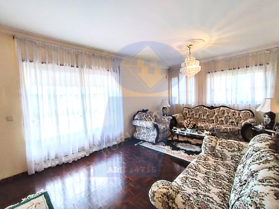 Moradia T5 para Venda em Covões e Camarneira Foto 1