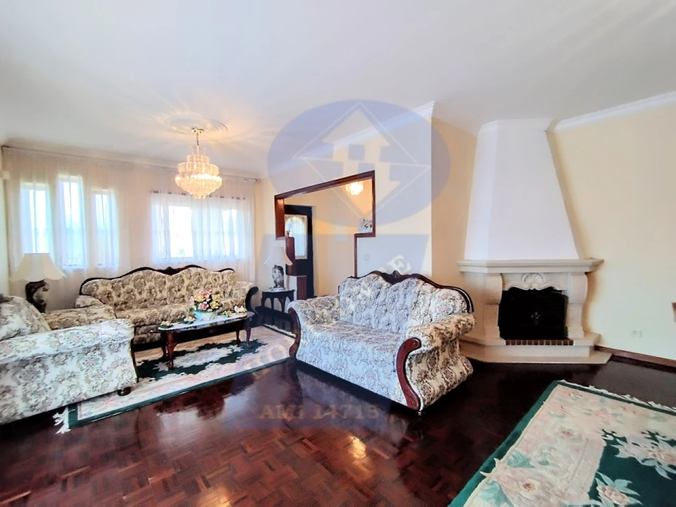 Moradia T5 para Venda em Covões e Camarneira Foto 4