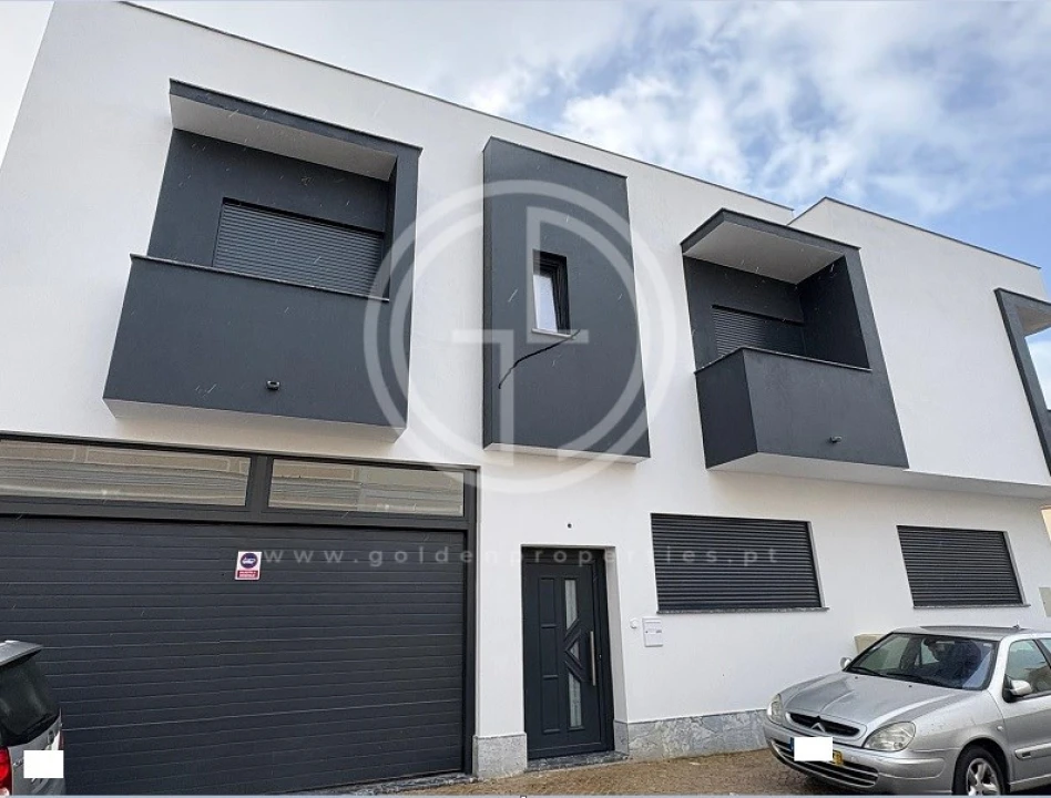 Moradia T3 para Venda em Faro (Sé e São Pedro) Foto 1