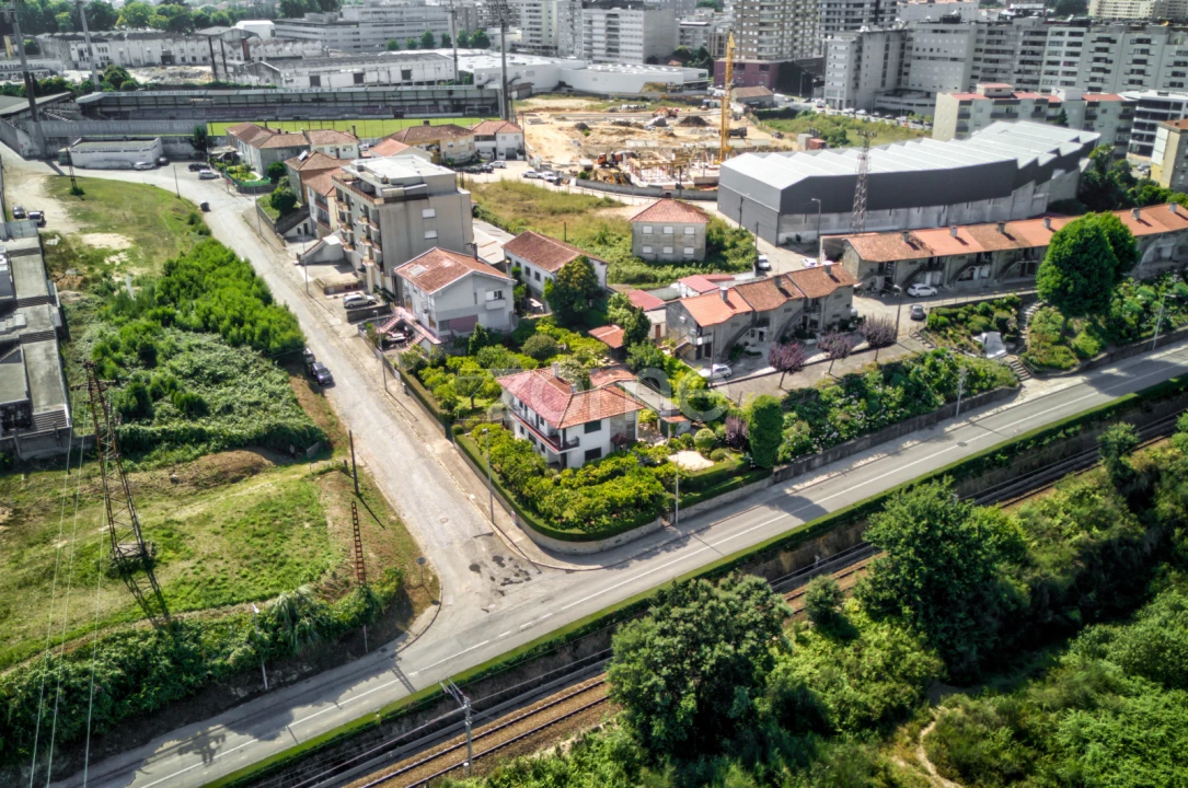 Moradia T5 para Venda em Arcozelo Foto 4