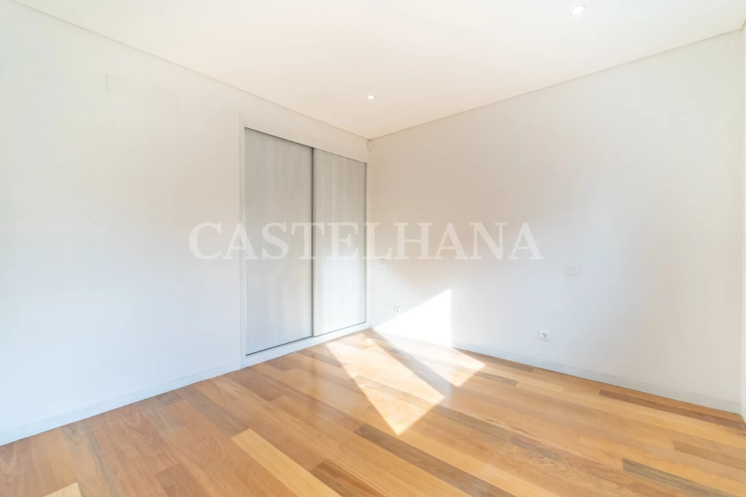 Moradia T4 para Venda em Oliveira do Douro Foto 14