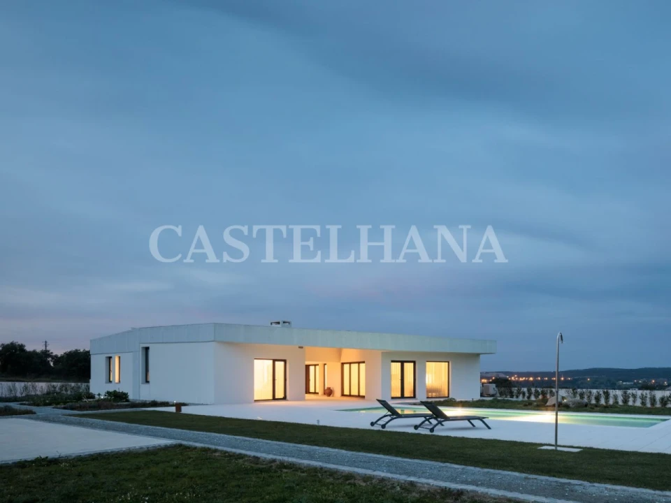 Moradia T4 para Venda em Nossa Senhora da Vila, Nossa Senhora do Bispo e Silveiras Foto 1