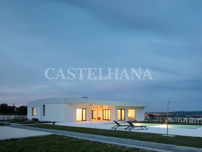 Moradia T4 para Venda em Nossa Senhora da Vila, Nossa Senhora do Bispo e Silveiras