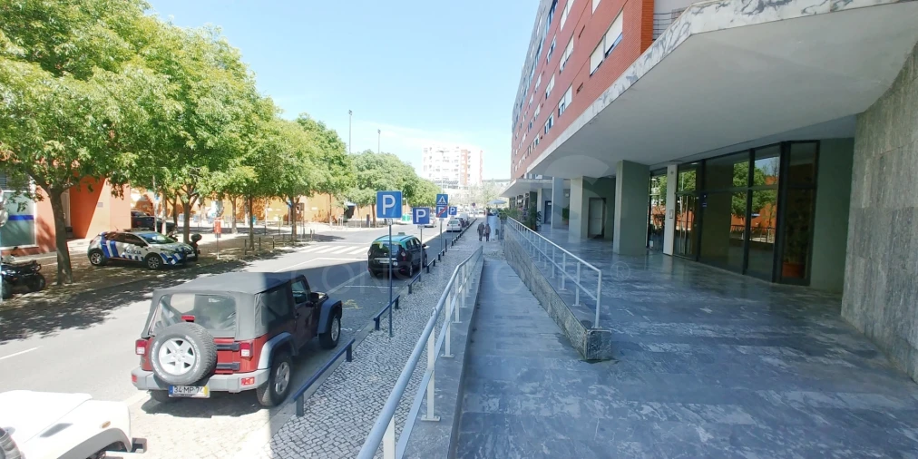 Loja para Venda em Parque das Nações Foto 4