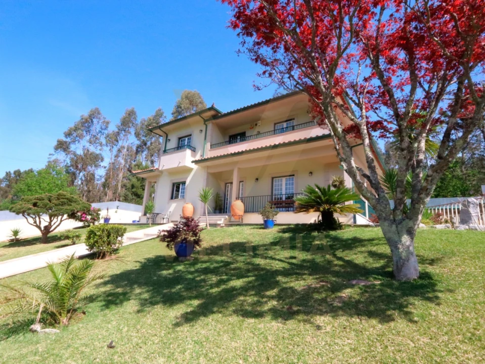 Moradia T4 para Venda em Rebordões (Santa Maria) Foto 1