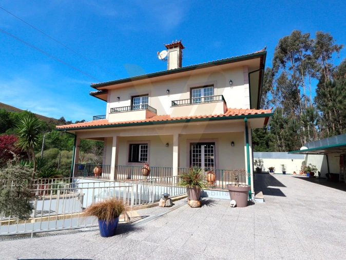 Moradia T4 para Venda em Rebordões (Santa Maria) Foto 6