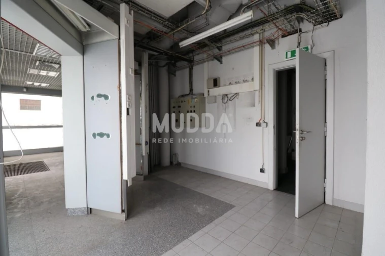 Loja para Arrendamento em Lourosa Foto 13