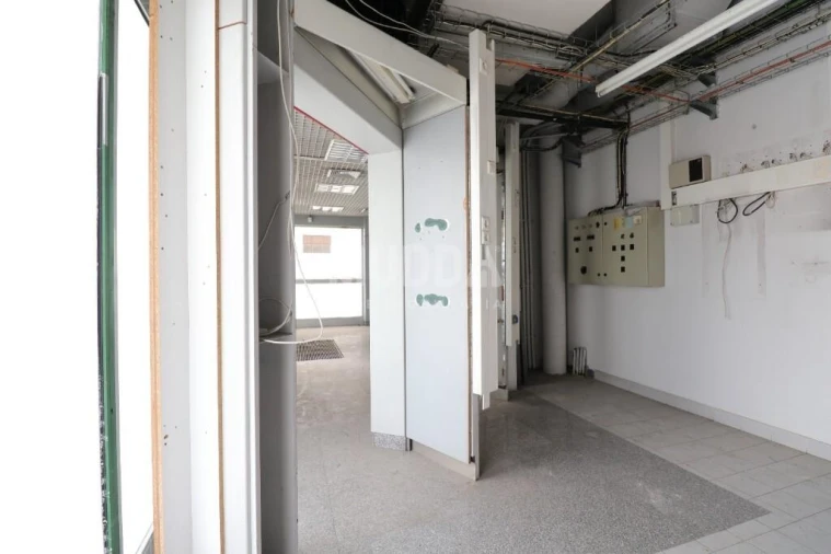 Loja para Arrendamento em Lourosa Foto 6