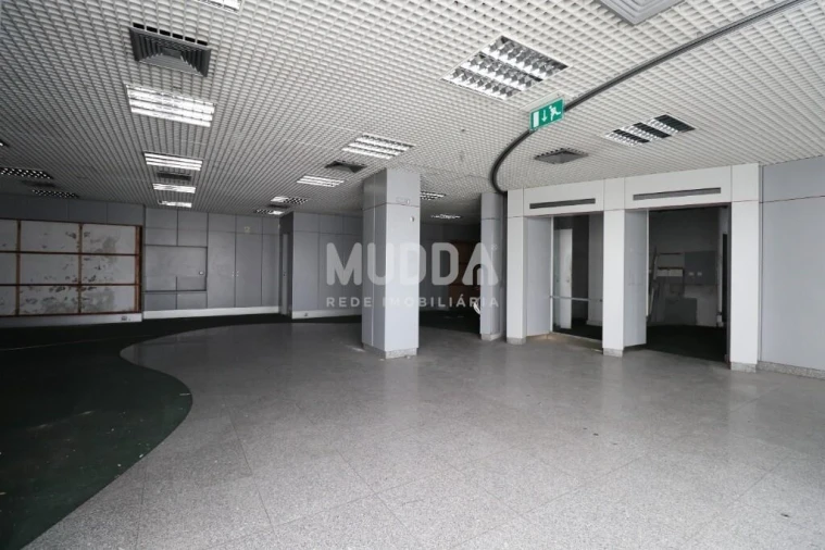 Loja para Arrendamento em Lourosa Foto 4