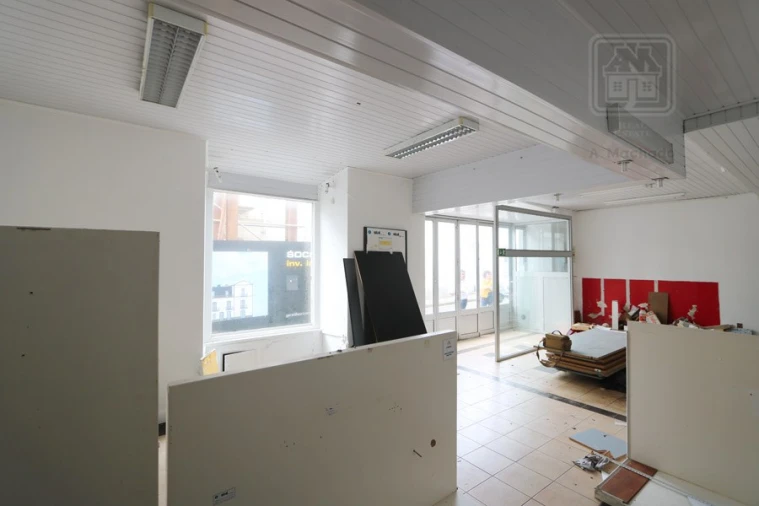 Loja para Arrendamento em Ponta Delgada (São José) Foto 2