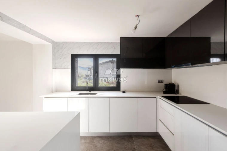 Moradia T4 para Venda em Pico de Regalados, Gondiães e Mós Foto 2