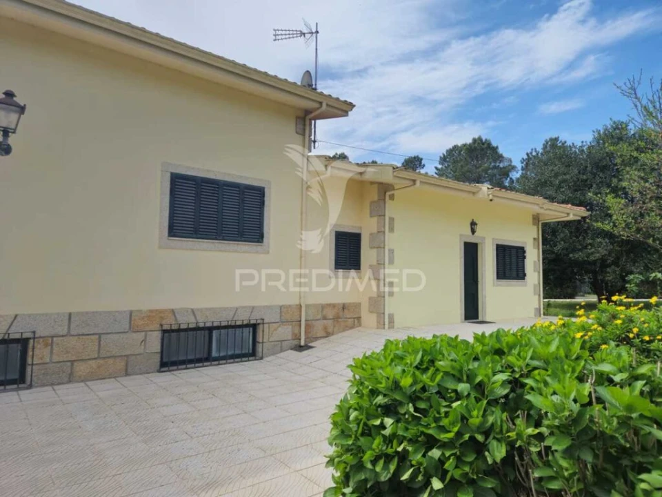 Moradia T4 para Venda em Lago Foto 18