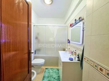 Apartamento T3 para Venda em Quelfes