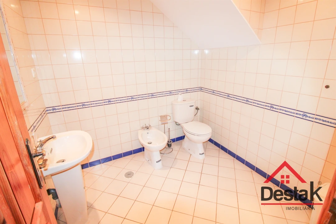 Prédio para Venda em Vouzela e Paços de Vilharigues Foto 12