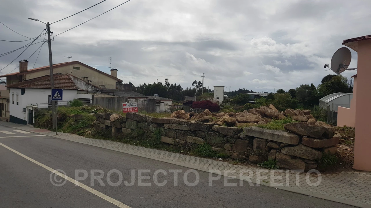 Terreno para Venda em Paços de Brandão Foto 1