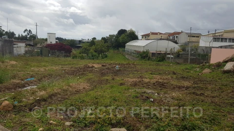 Terreno para Venda em Paços de Brandão