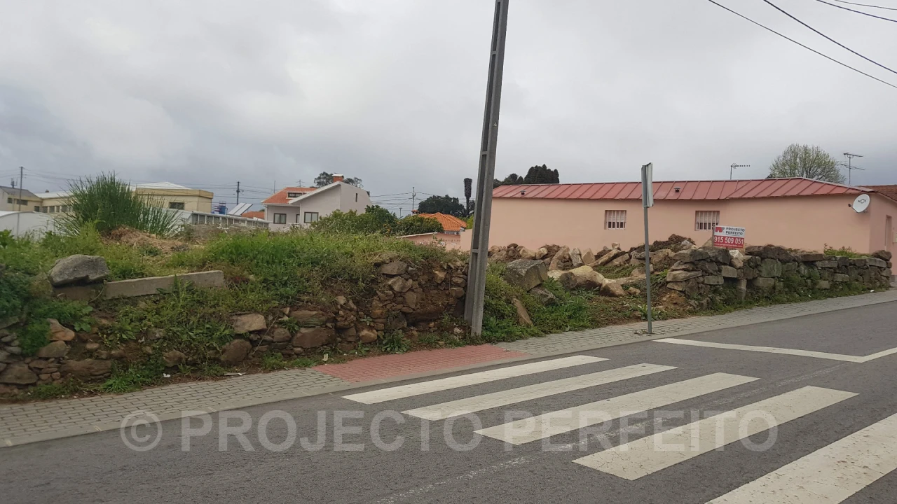 Terreno para Venda em Paços de Brandão Foto 2