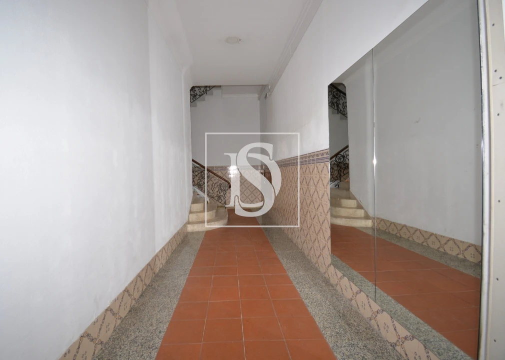 Prédio para Venda em Sé, Santa Maria e Meixedo Foto 3