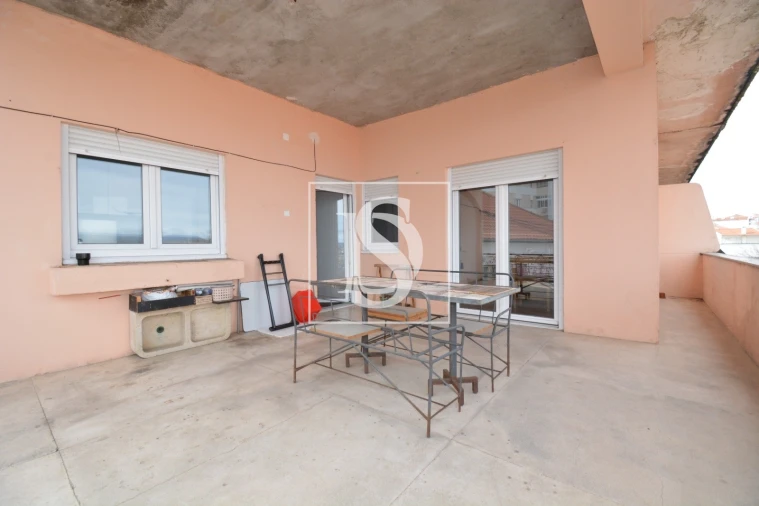 Prédio para Venda em Sé, Santa Maria e Meixedo Foto 11