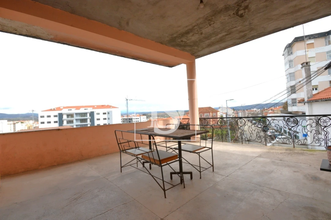 Prédio para Venda em Sé, Santa Maria e Meixedo Foto 9