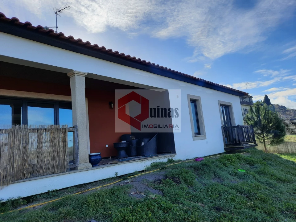 Moradia T3 para Venda em Vila do Touro Foto 1