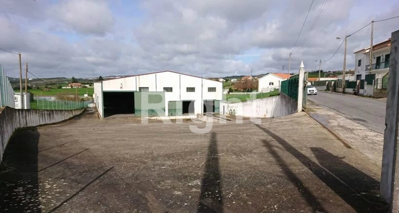 Armazém para Arrendamento em Santiago dos Velhos Foto 9