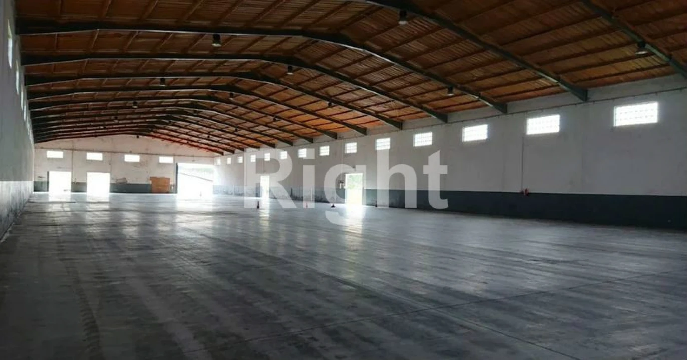 Armazém para Arrendamento em Santiago dos Velhos Foto 3