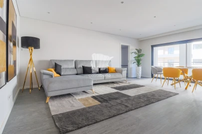 Apartamento T3 para Venda em Quelfes