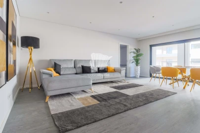 Apartamento T3 para Venda em Quelfes