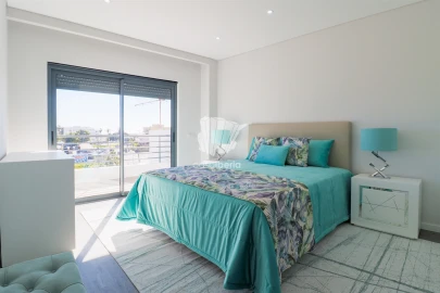 Apartamento T3 para Venda em Quelfes