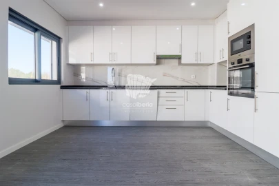 Apartamento T3 para Venda em Quelfes