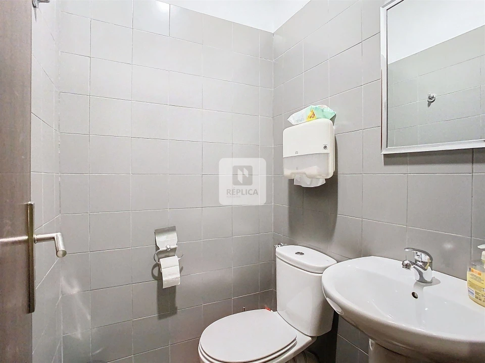 Escritório para Venda em Lordelo do Ouro e Massarelos Foto 17