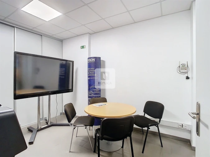 Escritório para Venda em Lordelo do Ouro e Massarelos Foto 3