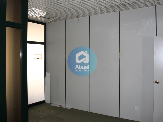 Loja para Arrendamento em Raimonda Foto 6