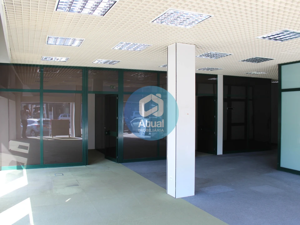 Loja para Arrendamento em Raimonda Foto 2