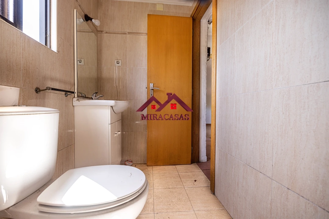 Moradia T5 para Venda em Santo Antonio dos Olivais Foto 68