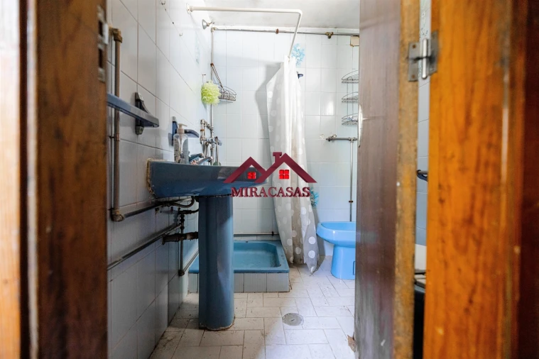 Moradia T5 para Venda em Santo Antonio dos Olivais Foto 46