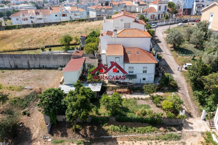 Moradia T5 para Venda em Santo Antonio dos Olivais Foto 39