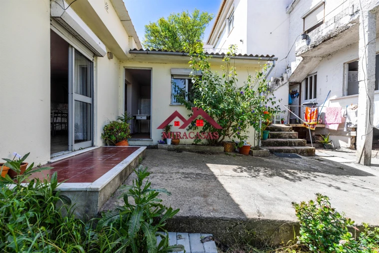 Moradia T5 para Venda em Santo Antonio dos Olivais Foto 42