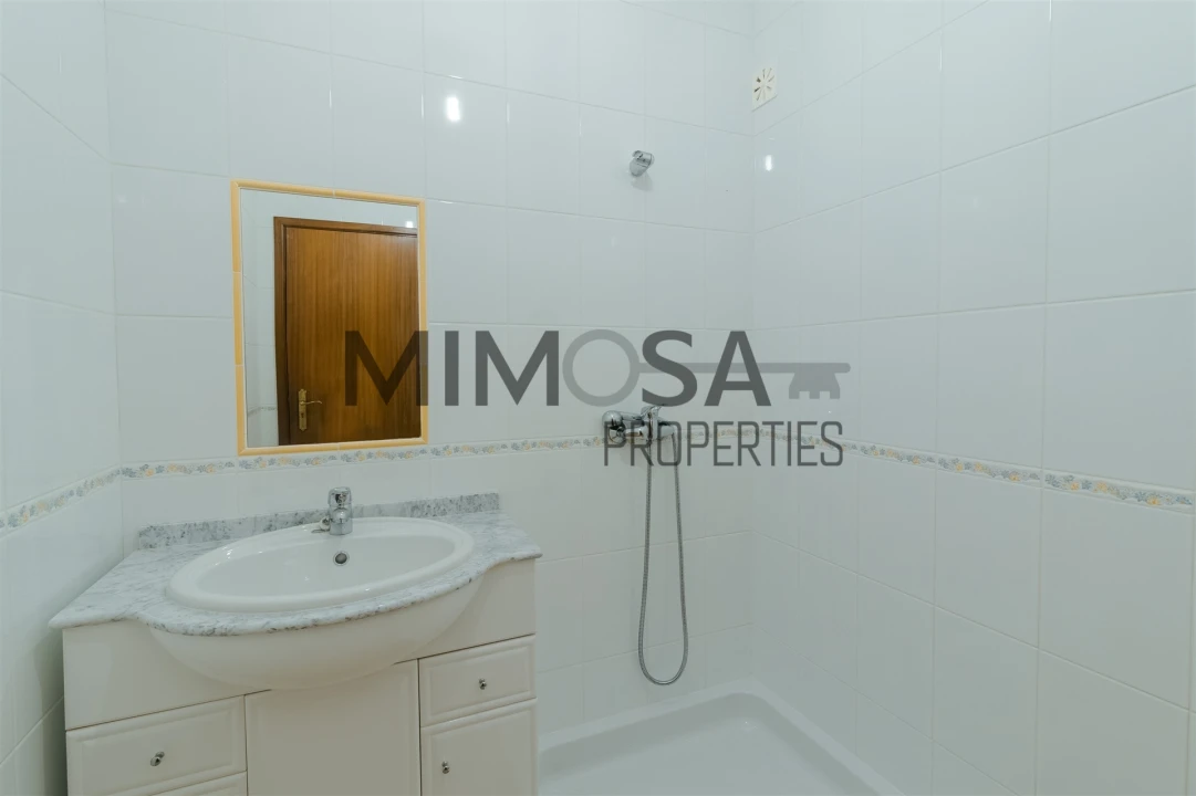 Moradia T6 para Venda em Odiaxere Foto 25