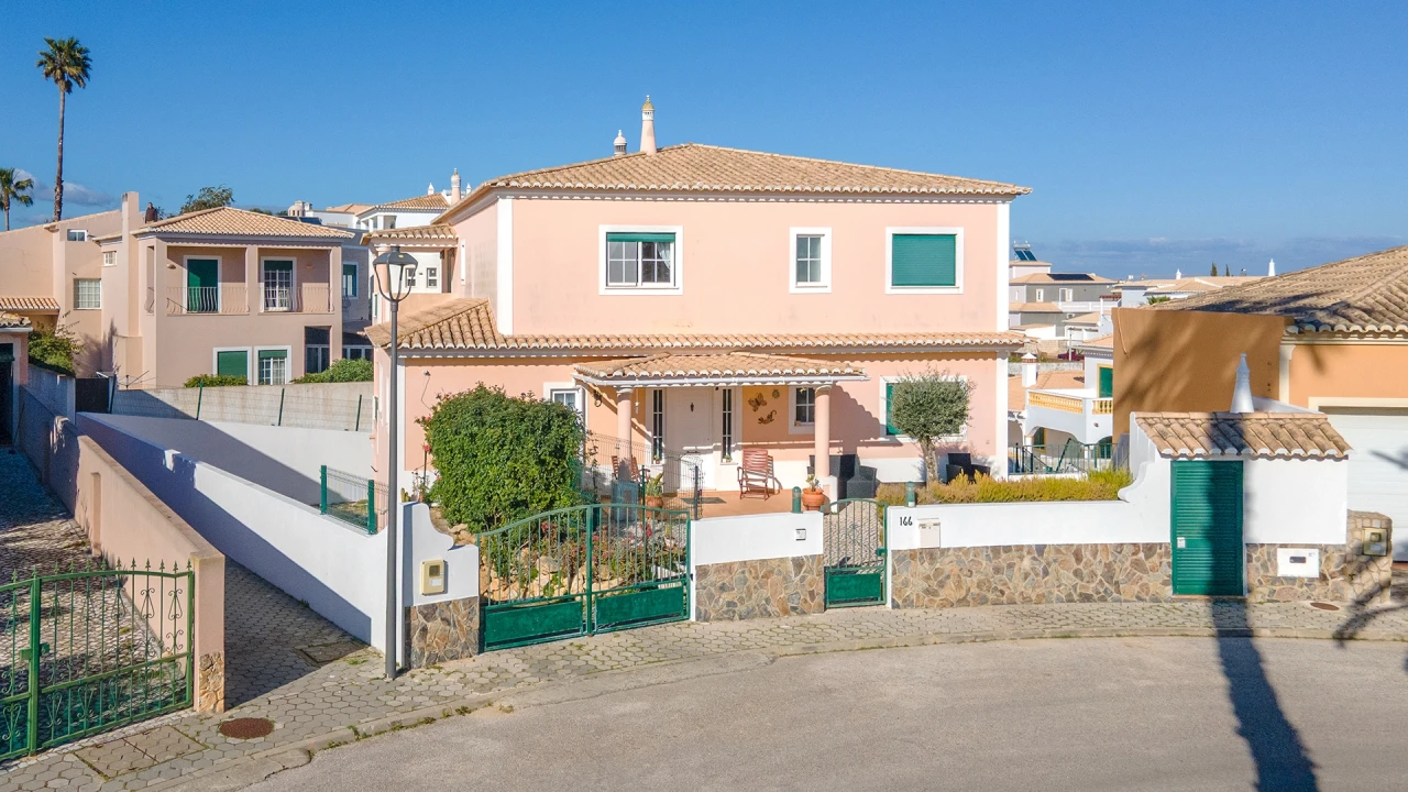 Moradia T5 para Venda em Lagos (São Sebastião e Santa Maria) Foto 1