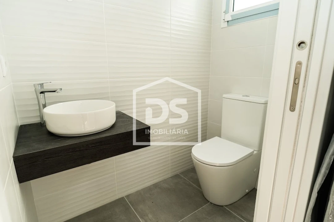 Moradia T2 para Venda em Golpilheira Foto 5