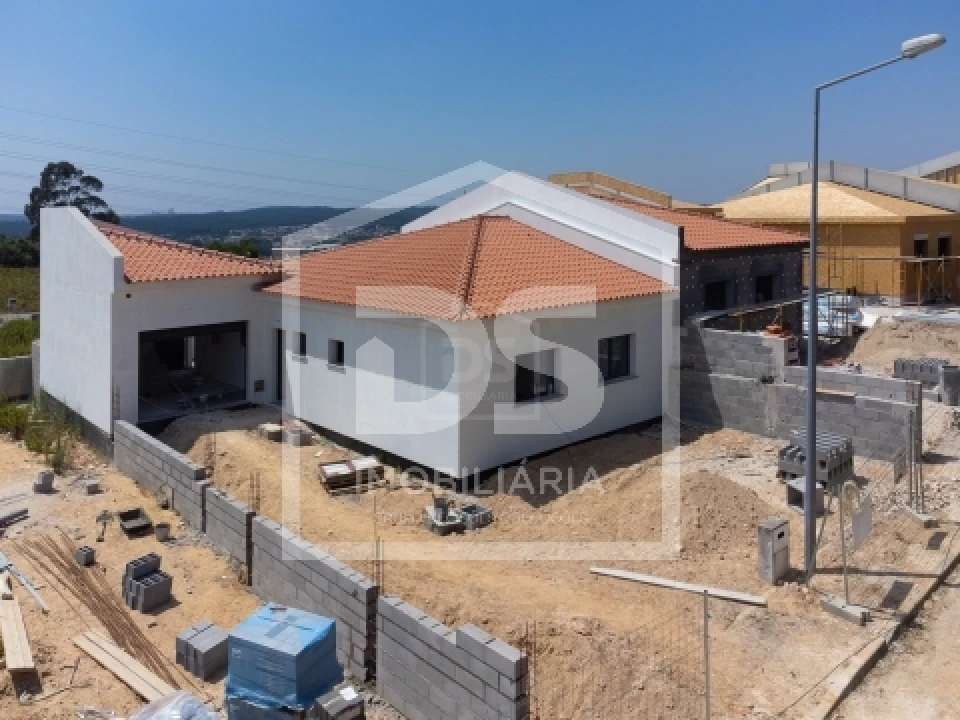 Moradia T2 para Venda em Golpilheira Foto 22