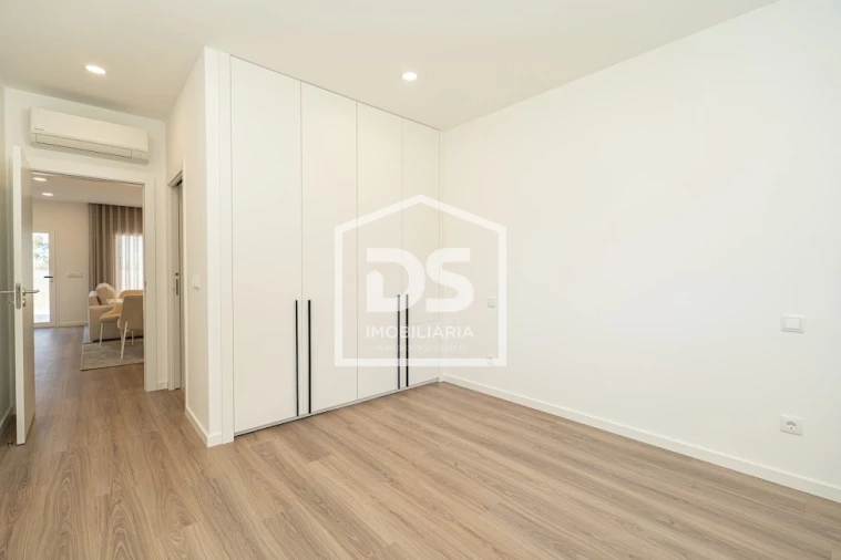 Moradia T2 para Venda em Golpilheira Foto 13