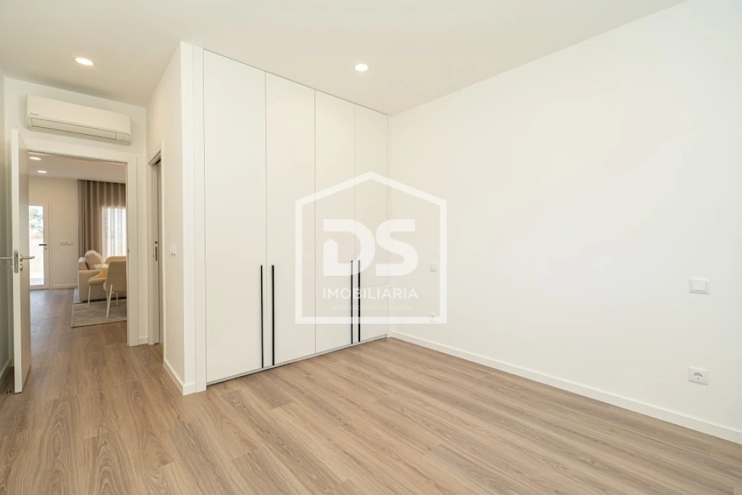 Moradia T2 para Venda em Golpilheira Foto 13