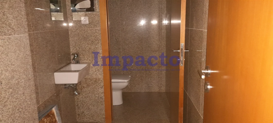 Loja para Arrendamento em Lordelo do Ouro e Massarelos Foto 8