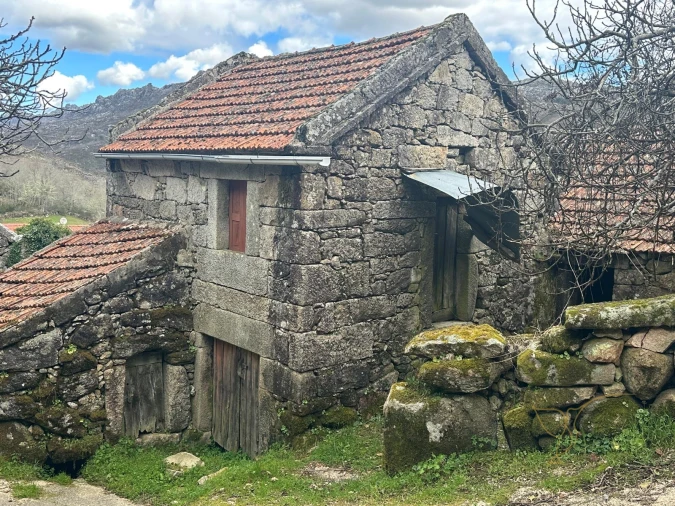 Moradia T0 para Venda em Castro Laboreiro e Lamas de Mouro Foto 1